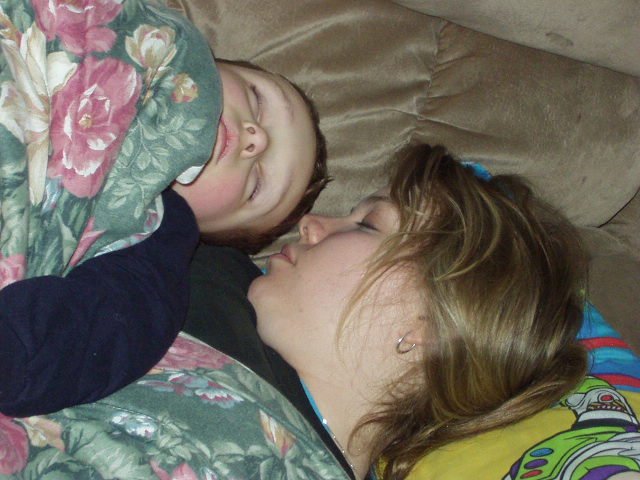 Aunt Joni makes a good bed!!! She's sooooo comfy!!